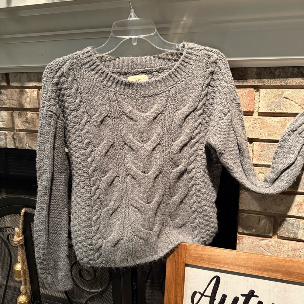 Hollister long sleeve cable knit sweater, grey, size small, EUC
